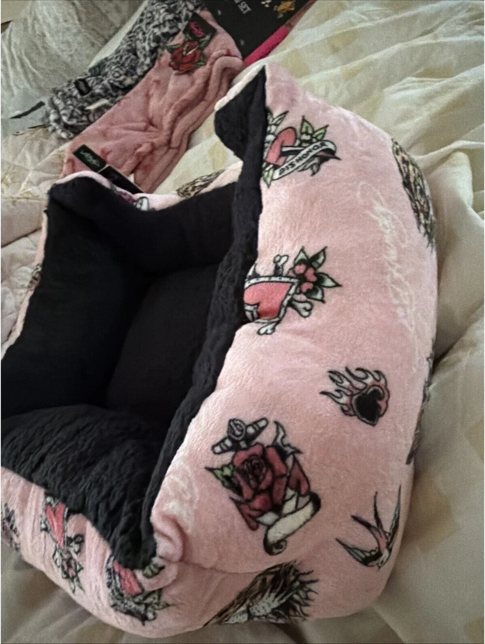 NWT Ed Hardy Pet Bed Pink Skull Rose Tattoo Plush Cuddler Cat Small Dog 20x16in